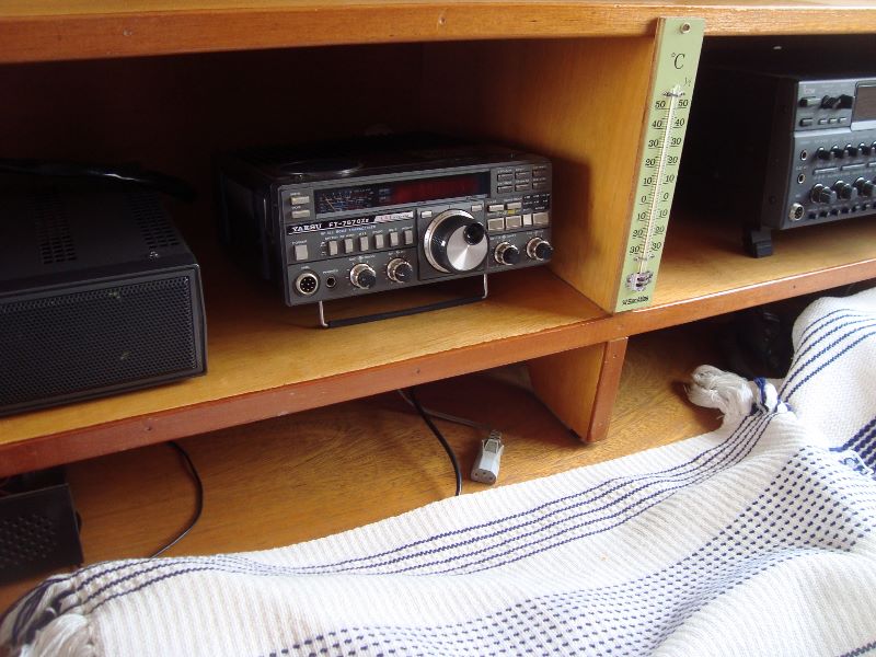 Transceptor HF Yaesu FT-757 GXII — Foto 1